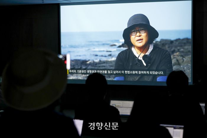 민주사회를위한변호사모임(민변) 후쿠시마 오염수 해양투기 헌법소원 대리인단이 16일 서울 서초구 민변 대회의실에서 ‘후쿠시마 오염수 해양투기 저지를 위한 헌법소원 심판청구 제기 기자회견을 열고 있다. 문재원 기자