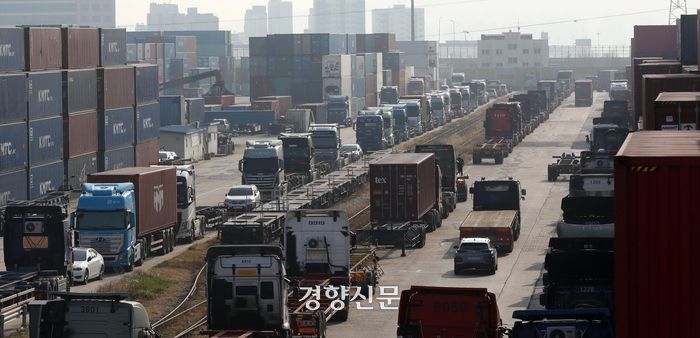민주노총 공공운수노조 화물연대가 무기한 총파업에 돌입한 지난해 11월24일 경기도 의왕시 내륙컨테이너기지에 운행을 멈춘 화물트럭이 컨테이너 사이에 주차돼 있다. 김창길 기자