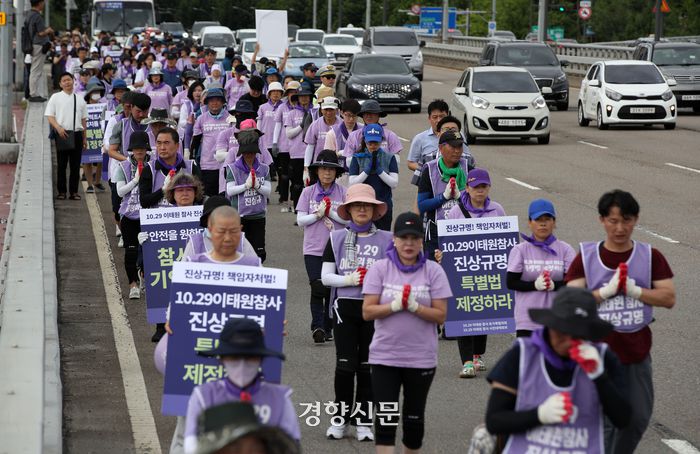 10·29 이태원참사 유가족협의회와 시민대책회의, 종교인들이 국회 방향으로 삼보일배를 하고 있다.