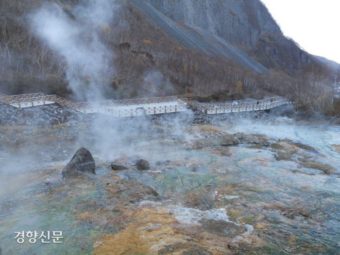 2014년 9월 말 백두산 장백폭포 밑에서 찍은 노천온천수의 모습.  2002~2005년 사이 백두산에는 이상 전조증상이 빈번하게 나타났다. 그러나 최근 화산가스 성분이나 온천수 온도 측면에서 별다른 이상이 관측되지 않고 있다. 그래서 지금 화산 분화가 임박하였다는 것은 억측이라 할 수 다.그러나 백두산은 언제라도 터질 수 있는 위험한 화산이 분명하다. |필자 촬영