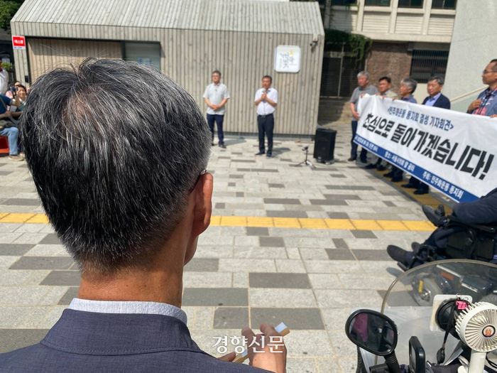 8월 15일 서울시의회 앞에서 민주화운동동지회 발기인 행사가 열렸다. 이날 행사를 주도한 함운경·민경우 등이 발언하는 장면을 주대환 사회민주주의연대 공동대표(왼쪽 등돌리고 서 있는 이)가 지켜보고 있다. / 정용인 기자