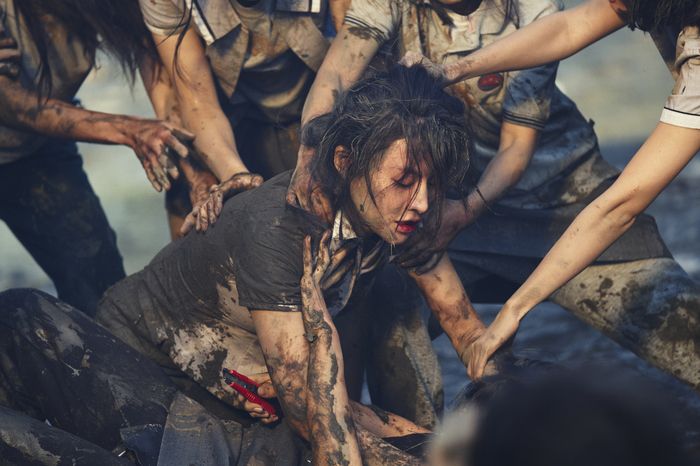 무한재생능력자인 주원의 딸 희수(고윤정)는 17대1로 싸우는 과정에서 자신에게도 초능력이 있다는 것을 깨닫는다. 월트디즈니 컴퍼니 코리아 제공