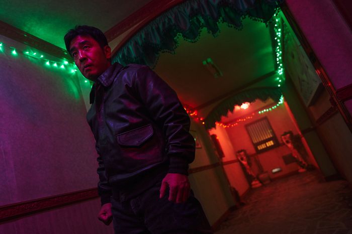 10~11화에서 무한재생능력자인 장주원(류승룡)은 여관과 골목길에서 100명이 넘는 조직폭력배들과 싸운다. 월트디즈니 컴퍼니 코리아 제공.