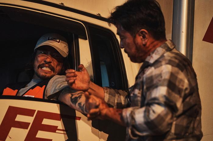 갑자기 등장해 초능력자들을 살해하는 프랭크(류승범)와 그에 맞서 싸우는 장주원(류승룡). 월트디즈니 컴퍼니 코리아 제공.