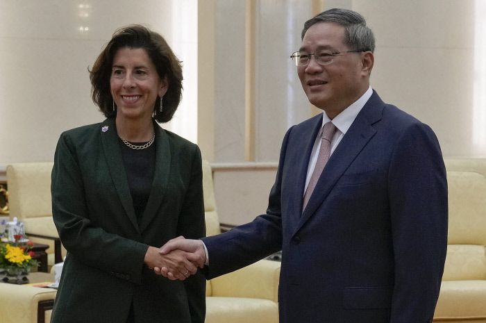 지나 러몬도 미국 상무장관(왼쪽)이 29일 베이징 인민대회당에서 리창 중국 총리와 악수를 나누고 있다. AP연합뉴스