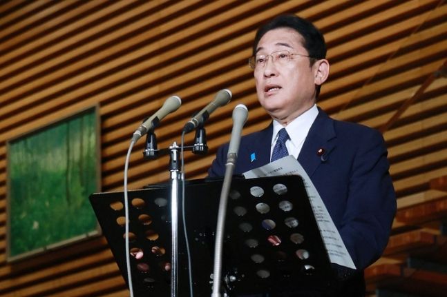 기시다 후미오 일본 총리가 지난 21일 도쿄 총리관저에서 후쿠시마 제1원자력발전소 오염수 해양 방류와 관련해 전국어업협동조합연합회 회원들을 만난 뒤 기자회견을 열고 있다. AFP연합뉴스