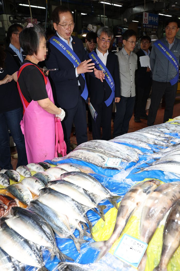 조승환 해양수산부 장관이 8월 29일 오후 서울 수협강서공판장에서 수산물 원산지표시 현장점검을 하고 있다.  연합뉴스