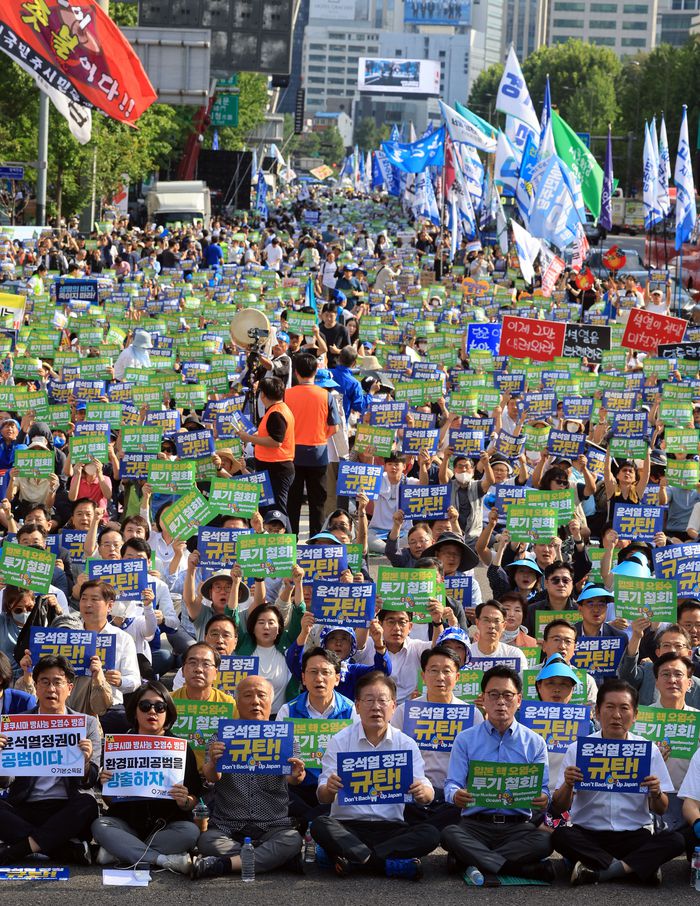 더불어민주당 이재명 대표와 박광온 원내대표를 비롯한 참가자들이 2일 오후 서울 프레스센터 인근에서 열린 ‘후쿠시마 핵오염수 해양투기 중단·윤석열정부 규탄 범국민대회’에서 관련 구호를 외치고 있다. 2023.9.2 연합뉴스