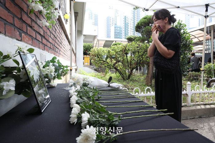 서울 서초구의 한 초등학교 교사의 49재인 4일 교내에 마련된 추모공간에 시민들의 발길이 이어지고 있다. 성동훈 기자