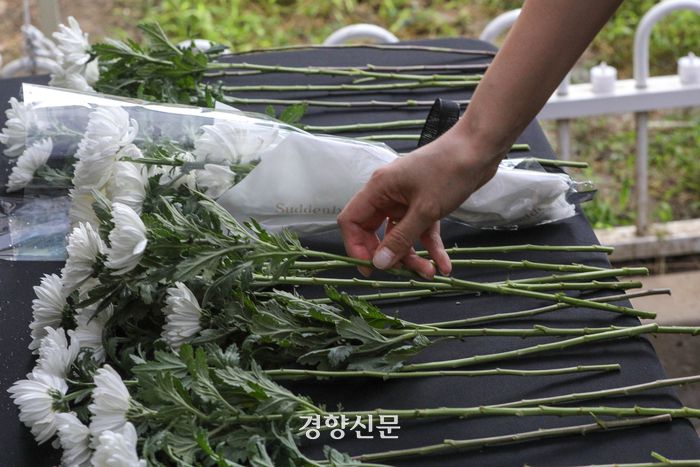 서울 서초구의 한 초등학교 교사의 49재인 4일 교내에 마련된 추모공간에 한 시민이 국화꽃을 놓고 있다. 성동훈 기자