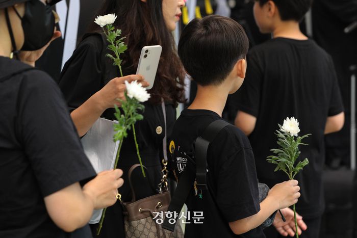 서울 서초구의 한 초등학교 교사의 49재인 4일 교내에 마련된 추모공간에 학생과 학부모 등의 발길이 이어지고 있다. 성동훈 기자