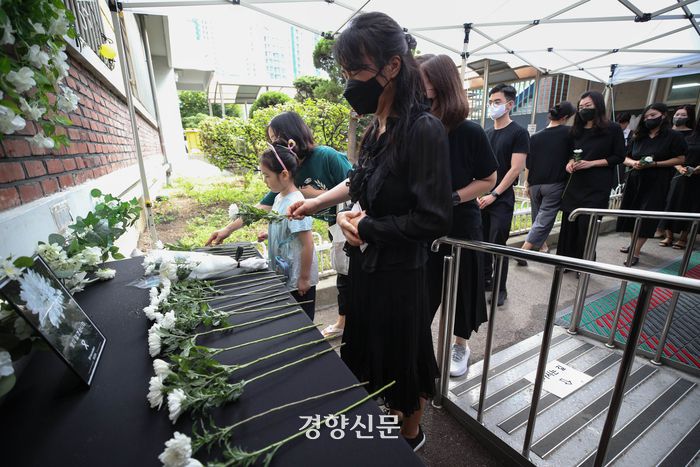 서울 서초구의 한 초등학교 교사의 49재인 4일 교내에 마련된 추모공간에 시민들의 발길이 이어지고 있다. 성동훈 기자