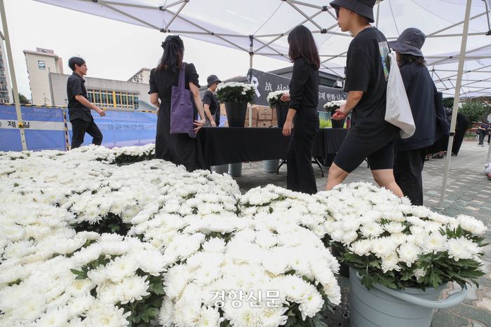 서울 서초구의 한 초등학교 교사의 49재인 4일 교내에 마련된 추모공간에 시민들의 발길이 이어지고 있다. 성동훈 기자