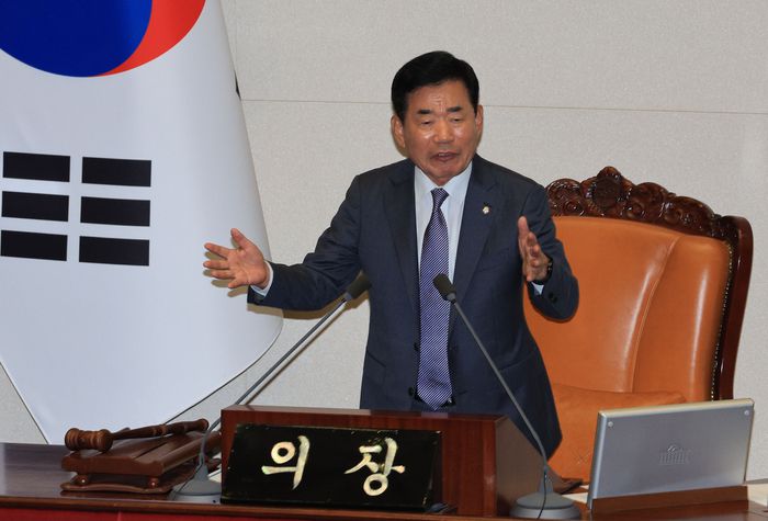 김진표 국회의장이 5일 서울 여의도 국회에서 정치 분야에 관한 대정부질문에서 의원 간에 고성이 오가자 이를 만류하고 있다.  연합뉴스