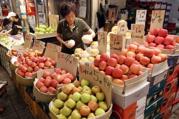 5일 오후 서울 청량리 청과물 도매시장에서 상인이 과일을 진열하고 있다. 연합뉴스