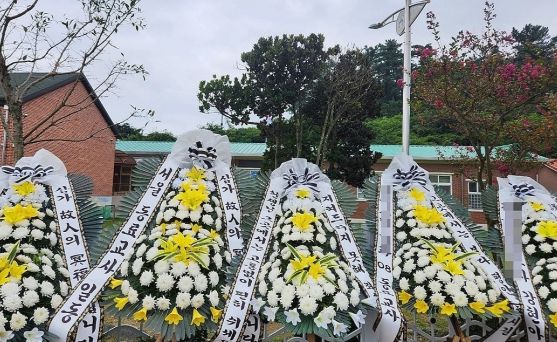 전북 군산시 동백대교에서 투신해 숨진 A 교사가  근무한 한 초등학교 앞에 근조화환이 놓여 있다. 전북교사노조 제공