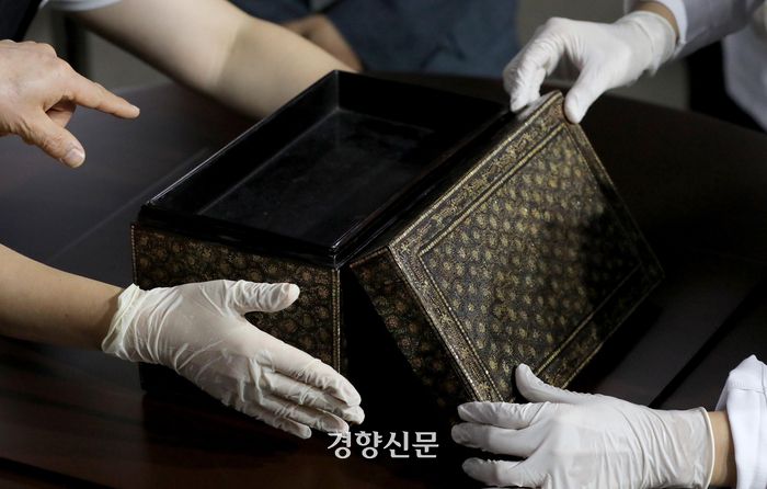 일본에서 환수된 고려시대 ‘나전국화넝쿨무늬상자’가 6일 서울 종로구 국립고궁박물관에서 언론에 공개되고 있다. 김창길기자