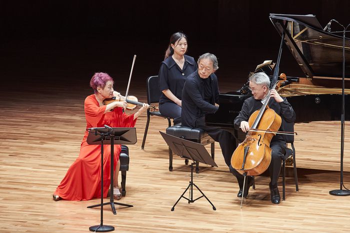 바이올리니스트 정경화, 지휘자 겸 피아니스트 정명훈, 첼리스트 지안 왕이 지난 5일 서울 서초구 예술의전당 콘서트홀에서 함께 연주하고 있다. 크레디아 제공