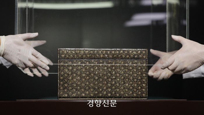일본에서 환수된 고려시대 ‘나전국화넝쿨무늬상자’가 6일 서울 종로구 국립고궁박물관에서 언론에 공개되고 있다. 김창길기자