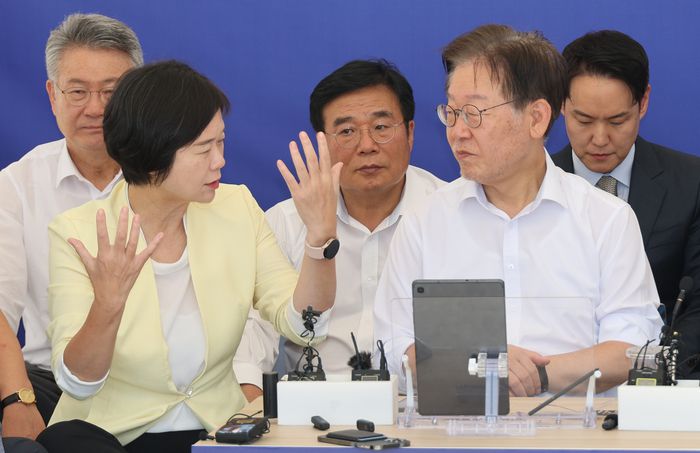 이정미 정의당 대표가 7일 국회 앞 단식 투쟁 천막을 찾아 이재명 더불어민주당 대표에게 단식을 만류하고 있다. 연합뉴스