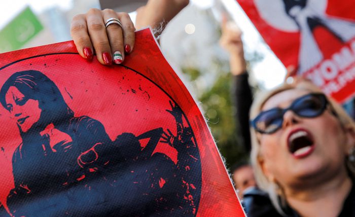 지난해 10월24일 튀르키예 이스탄불에서 이란인들이 마흐사 아미니의 의문사를 규탄하는 시위를 벌이고 있다. 로이터연합뉴스