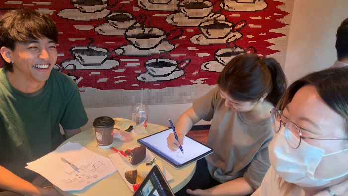 <듣보인간의 생존신고>는 ‘성공한 덕후’에 대한 이야기는 아니다. 하정이 승윤의 노래를 좋아하면서 시작된 일이긴 하지만, 이들은 ‘팬과 가수’가 아닌 ‘뮤직비디오 감독과 아티스트’로서 서로를 존중하고 응원한다.