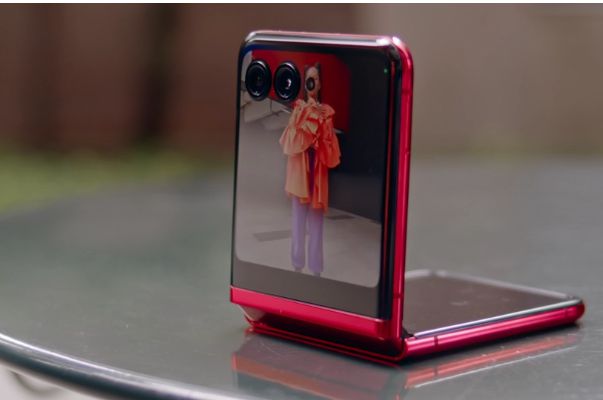 모토로라의 최신 폴더블폰 ‘레이저 40 울트라’