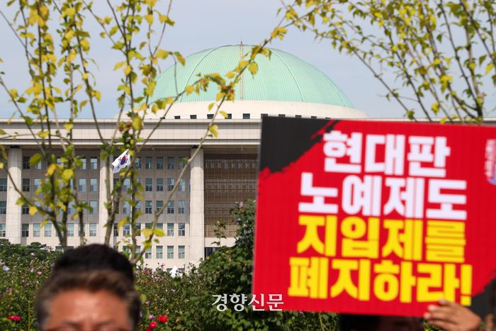 공공운수노조 화물연대본부가 12일 국회 앞에서 ‘안전운임제 재입법과 지입제 폐지를 위한 화물연대 기자회견’을 하고 있다. 이준헌 기자