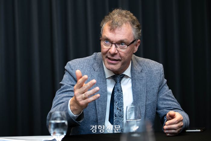 볼프람 호벤슈테트 빌리 브란트 재단 소장이 11일 서울의 한 호텔에서 경향신문과 대담 인터뷰를 하고 있다. 성동훈 기자