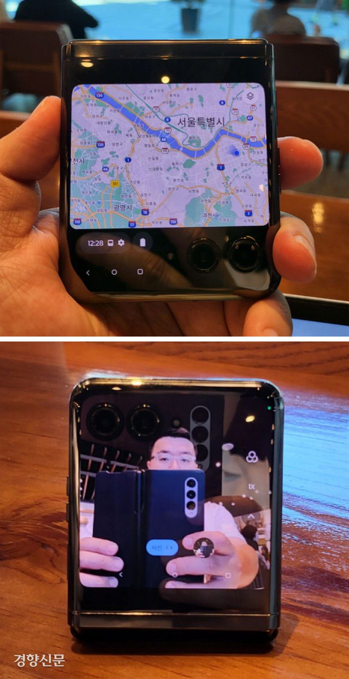 모토로라 최신 폴더블폰 ‘레이저 40 울트라’는 기기를 반으로 접은 상태에서 외부화면을 이용해 지도 검색과 게임 등을 할 수 있다(위 사진). 평평한 바닥에 올려놓고 ‘셀피’ 등 사진을 찍거나 영상 통화를 하는 것도 가능하다.