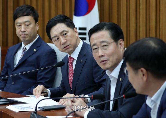 김기현 국민의힘 대표(왼쪽 두번째)가 13일 국회에서 열린 교권회복과 강화를 위한 국민의힘-교원단체 간담회에서 참석자를 보고 있다. 박민규 선임기자