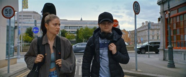 싱글맘 플로라는 사고뭉치 아들 맥스 때문에 힘들다. 아들에게 기타를 건네줬지만 정작 플로라가 배운다. CJ CGV 제공