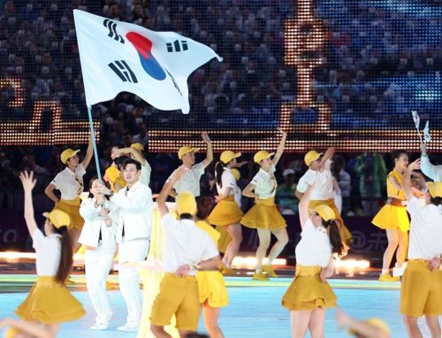 2022 항저우 아시안게임 개회식에서 대한민국 선수단 기수 구본길(펜싱)과 김서영(수영)이 태극기를 흔들며 입장하고 있다. 2023.9.23