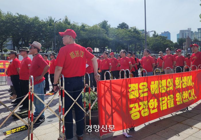 23일 용산 대통령실 앞에서 해병대 예비역들이 집회를 열고 있다. 400여명의 예비역들은 해병대의 상징인 빨간티를 입고 나왔다. 김세훈 기자