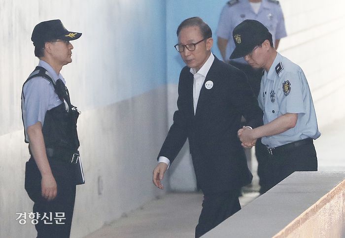 110억원대 뇌물수수와 350억원대 횡령 등의 혐의로 구속 기소된 전직 대통령 이명박씨가 2018년 6월4일 서울 서초구 서울중앙지법에서 열린 재판에 출석하기 위해 법정으로 향하고 있다. 이상훈 선임기자