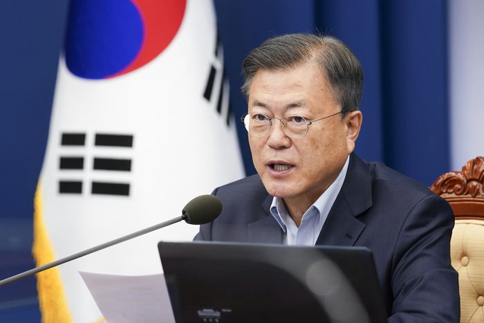 2022년 4월 25일 문재인 당시 대통령이 청와대 여민관에서 열린 수석보좌관회의에 참석해 발언하고 있다. 청와대사진기자단