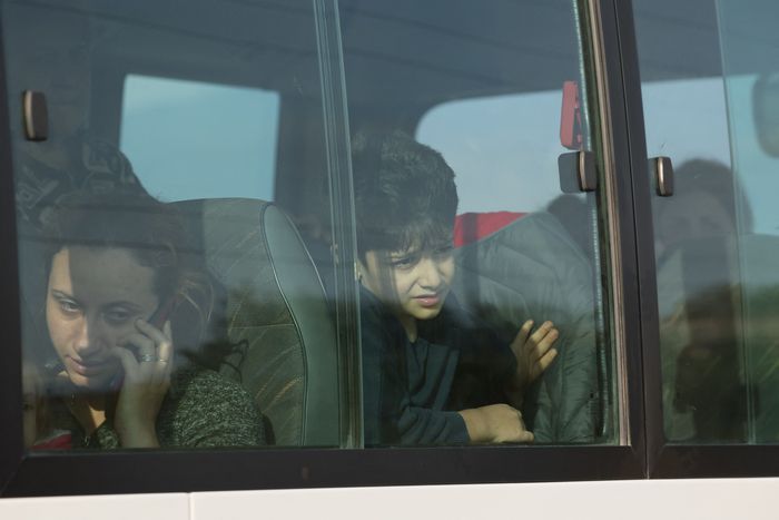 24일(현지시간) 아제르바이잔이 장악한 나고르노-카라바흐의 지역을 탈출한 아르메니아계 주민들이 국경 아르메니아 외무부센터에서 등록을 마친 뒤 버스 창밖을 내다보고 있다. AFP연합뉴스