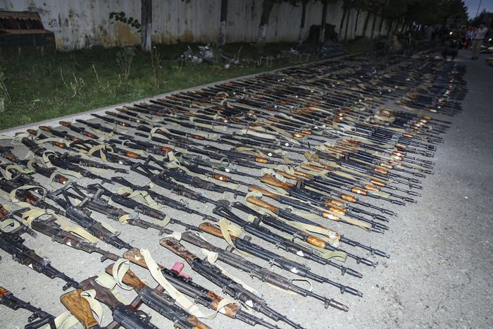 23일(현지시간) 아제르바이잔군이 아르메니아계 분리주의 세력의 무장 해제 과정에서 압수한 소총 등 무기가 나고르노-카라바흐 지역에 전시돼 있다. EPA연합뉴스