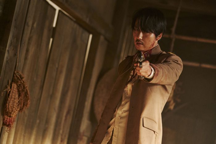 <도적: 칼의 소리>에서 이윤은 주로 윈체스터 장총과 리볼버를 무기로 쓴다. 넷플릭스 제공