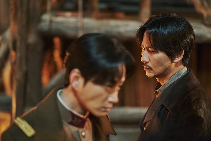 극 중 ‘애증의 관계’로 등장하는 도적 이윤(김남길·오른쪽)과 친일파 이광일(이현욱). 넷플릭스 제공