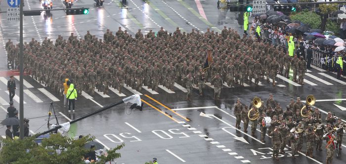 건군 75주년 국군의 날 기념행사가 열린 26일 오후 서울 중구 세종대로에서 열린 시가행진에서 미2사단 스트라이크여단 등 장병들이 행진하고 있다. 연합뉴스