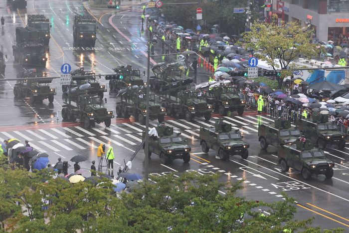 건군 75주년 국군의 날 기념행사일인 26일 오후 서울 중구 세종대로에서 열린 시가행진에서 장거리 지대공 유도무기(L-SAM), 고위력 현무 미사일, 타우러스, 중거리 지대공미사일 천궁 등으로 구성된 3축 체계 장비들이 행진하고 있다. 연합뉴스