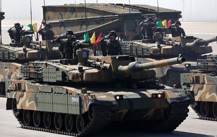 22일 성남 서울공항에서 진행된 건군 75주년 국군의 날 최종 리허설에서 K2 전차를 비롯한 기계화부대가 분열을 하고 있다. 연합뉴스