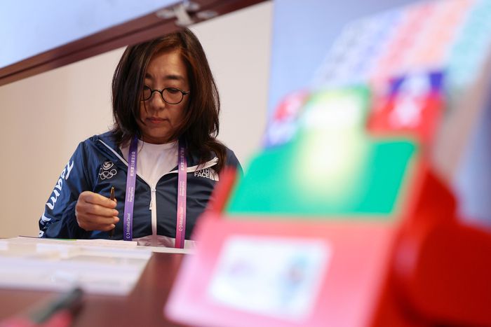 27일 중국 항저우 치위안 체스홀에서 열린 제19회 항저우 아시안게임 브리지 혼성 단체전 예선에서 김혜영이 싱가포르를 상대하는 경기를 준비하고 있다. 2023.9.27 연합뉴스