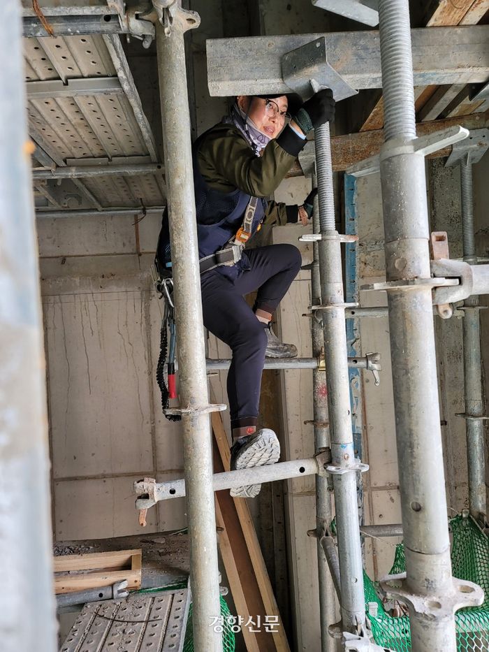 해체정리공 김은희씨가 건축물 해체 작업 중이다. 건설노조 제공