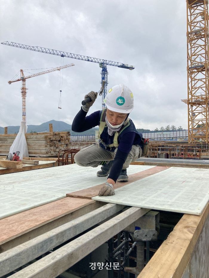 2021년 9월 박영금씨(48)가 경기 화성시 작업현장에서 슬라브 마무리 작업을 하고 있다. 건설노조 제공