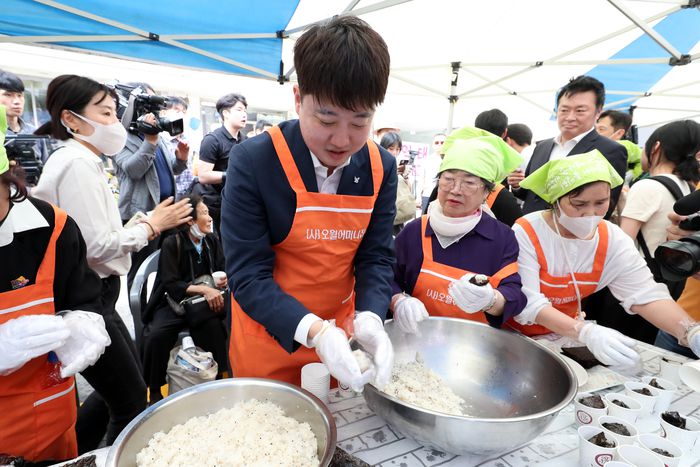국민의힘 이준석 전 대표가 17일 오후 광주 동구 금남로에서 열린 ‘오월 주먹밥’ 나눔 행사에 참여하고 있다. 연합뉴스