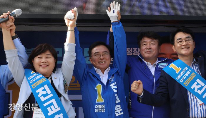 서울 강서구청장 보선 D-7, 정국 분수령…여야 총력전 진교훈 더불어민주당 강서구청장 보궐선거 후보(왼쪽에서 두번째)가 3일 서울 강서구 방화사거리에서 서영교 최고위원(왼쪽), 박용진 의원(오른쪽)등과 함께 선거 유세를 하고 있다. 권도현 기자