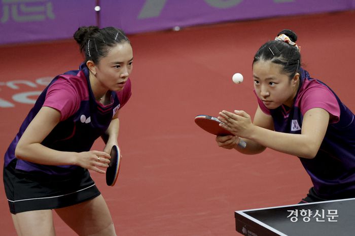 2일 중국 항저우 공수운하체육관에서 열린 탁구 여자 복식 결승전에서 한국 전지희와 신유빈 조가 북한 차수용과 박수용 조에게 공격을 시도하고 있다. 항저우 l 문재원 기자