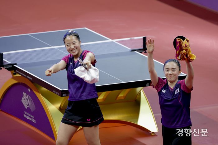 2일 중국 항저우 공수운하체육관에서 열린 탁구 여자 복식 결승전 한국 대 북한 경기에서 한국 전지희와 신유빈이 금메달 획득 후 환호하고 있다. 항저우 l 문재원 기자